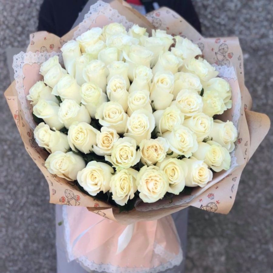 51 белая роза 50 см в красивой упаковке