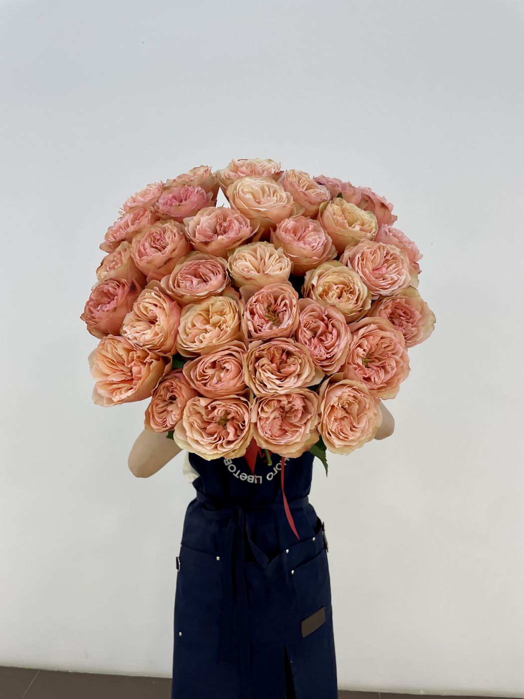 Букет из 33 пионовидных роз