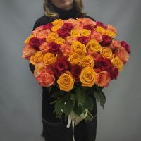 51 роза Эквадор в оранжево- красных оттенках