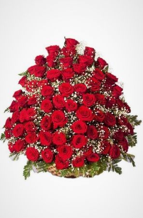 Фото Корзина на похороны из живых цветов 100 красные розы с гипсофилой