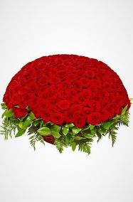 Фото Корзина на похороны из живых цветов 100 красных роз с папоротником