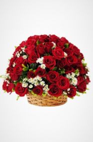 Фото Ритуальная корзина из живых цветов 50 красных роз с ромашками и зеленью