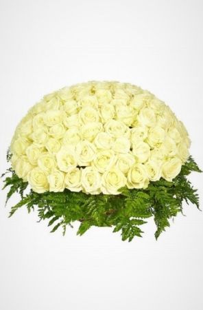 Фото Корзина на похороны из живых цветов 100 белых роз с папоротником