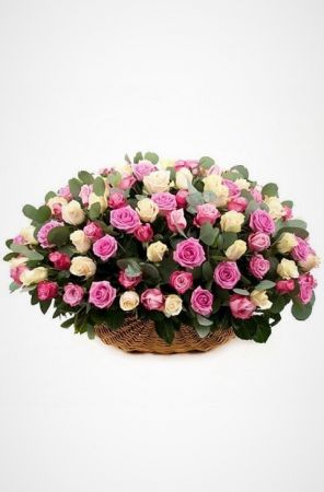 Фото Корзина на похороны из живых цветов 100 роз с зеленью