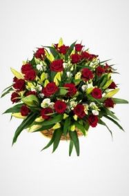 Фото Ритуальная корзина из живых цветов с розами, лилиями и антариумом