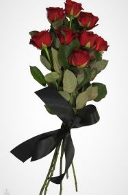 Фото Траурный букет из живых цветов 10 красных роз с лентой
