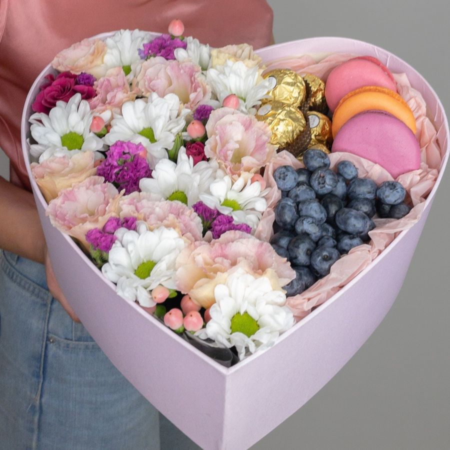 Цветочная коробка сердце с голубикой, конфетами и печеньем