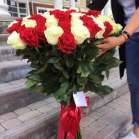 101 красная и белая роза (Эквадор)