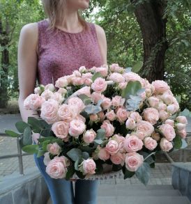 Корзина с пионовидными розами "Мисс Бомбастик"