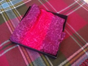 шотландский легкий широкий шарф из шёлка Хаботай на магнитной застежке " Цвет Жгучий Чили", 100%  шёлк, ручная роспись солью Marine Hand Painted Salt Water Silk , плотность 2