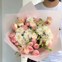 Нежный букет с пионовидными розами, ромашками и эустомой