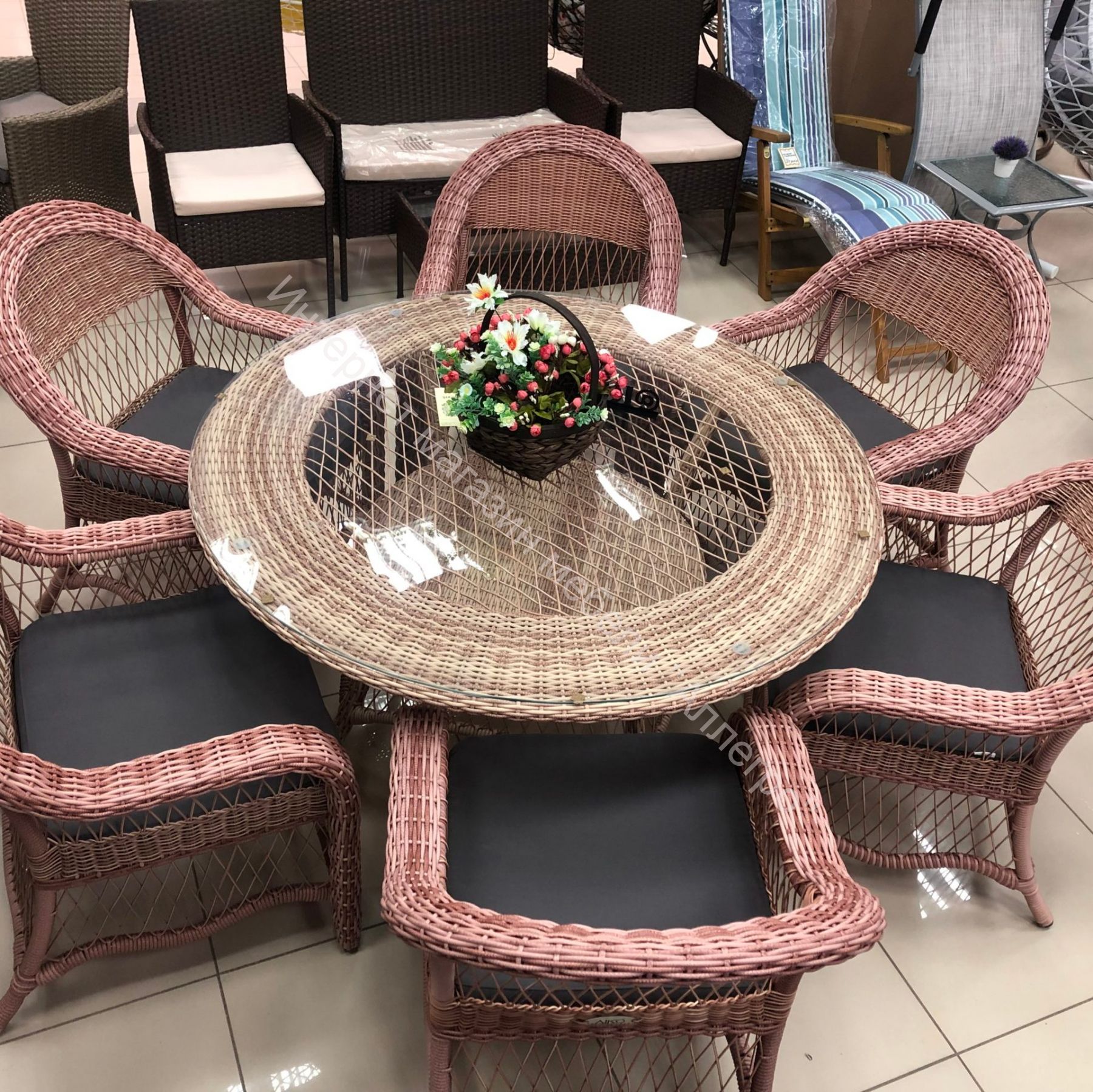 плетеный столик из ротанга