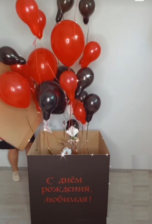 Коробка сюрприз с шарами и фото, чёрная с красными и чёрными шариками