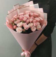 7 кустовых роз в упаковке