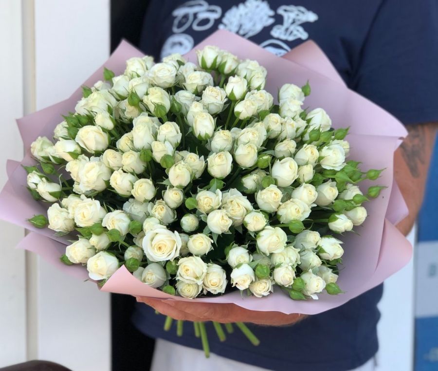 Букет из 29 белых кустовых роз