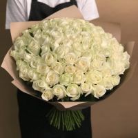 101 белая роза длины 60 см в крафте (Россия)