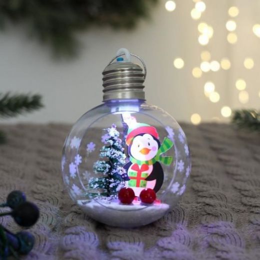 Шар пластик свет d-8 см "Зимние фантазии" пингвинёнок с ягодками, прозрачный