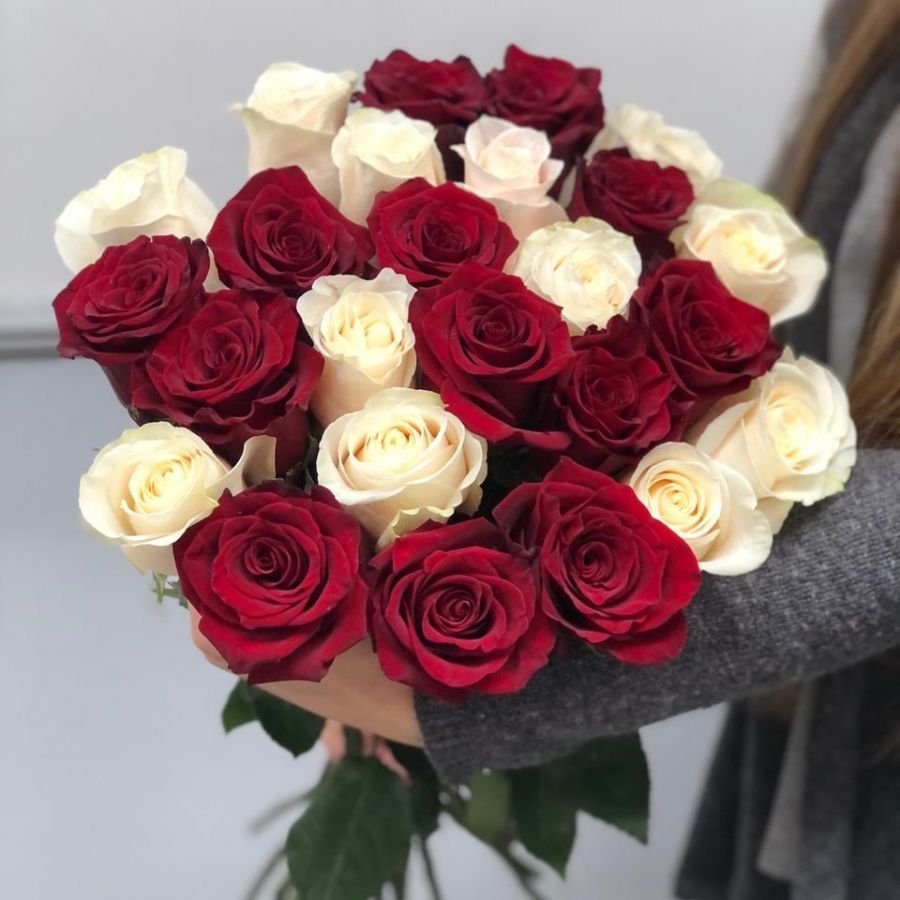 Красные и белые розы от 11 шт (60см)