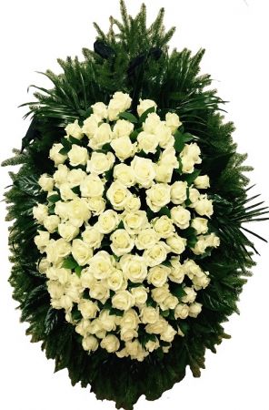 Фото Венок на похороны из живых цветов #14 белые розы и хвоя