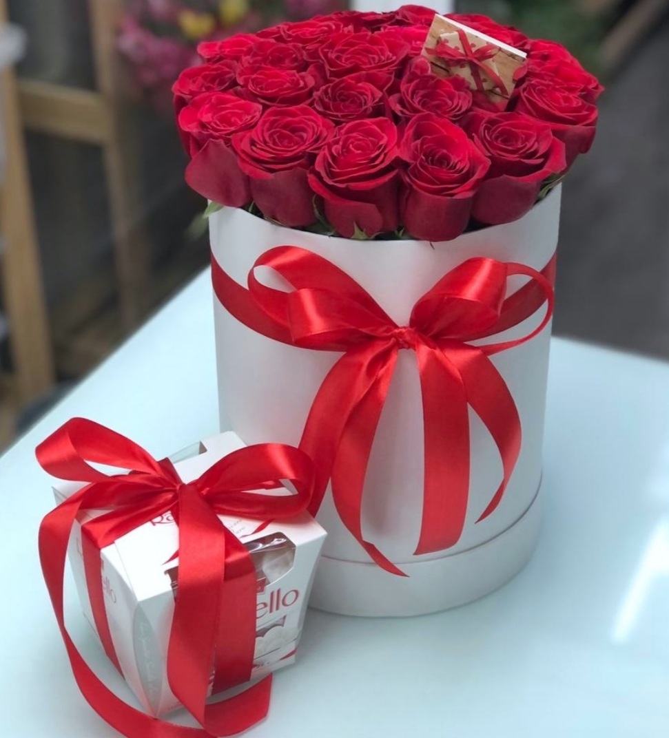 Шляпная коробка 25 красных роз и коробочка Рафаэлло
