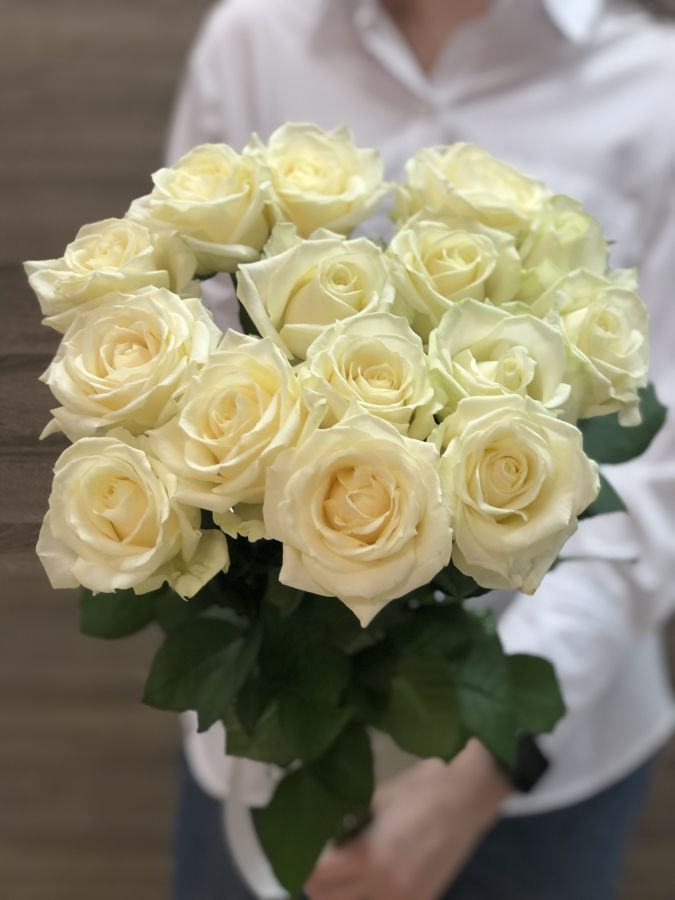 Белые розы 60 см (от 11 шт)