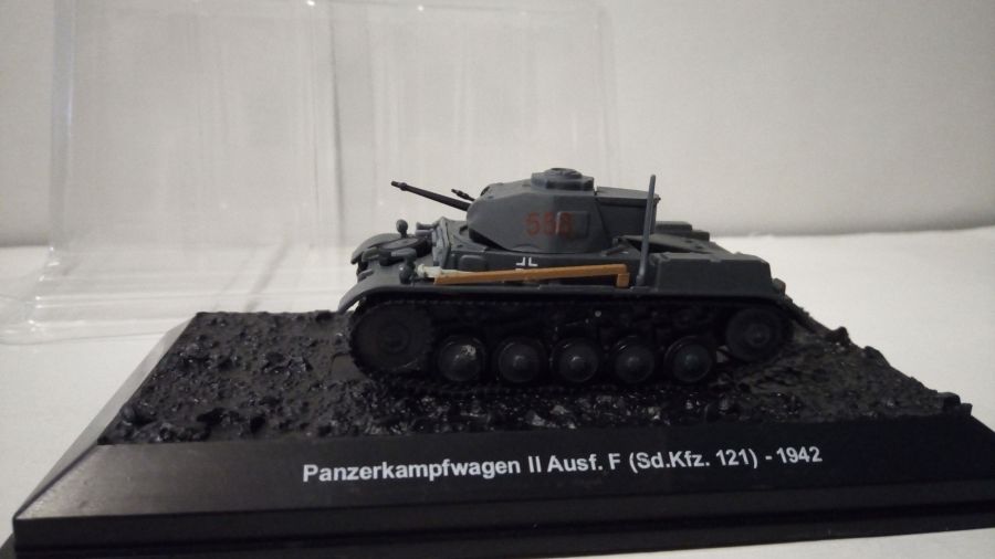 Немецкий лёгкий танк  Panzerkampfwagen II Ausf. F (Sd.Kfz 121) 1942 года  (1/72)