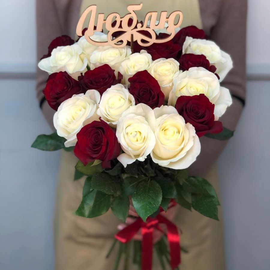 25 бело-красных роз 60 см с топпером