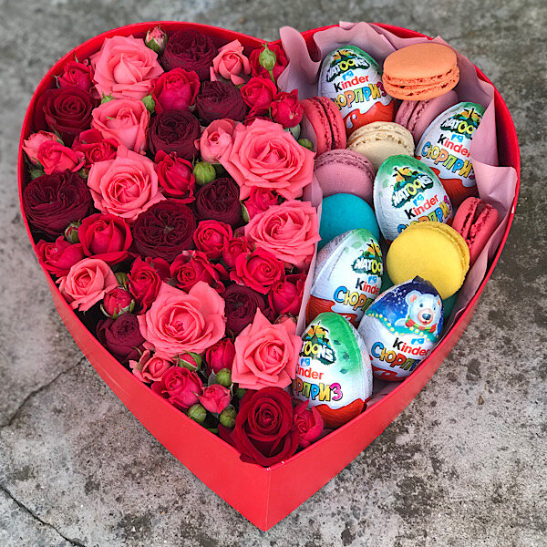 Сердце со сладостями и душистыми розами