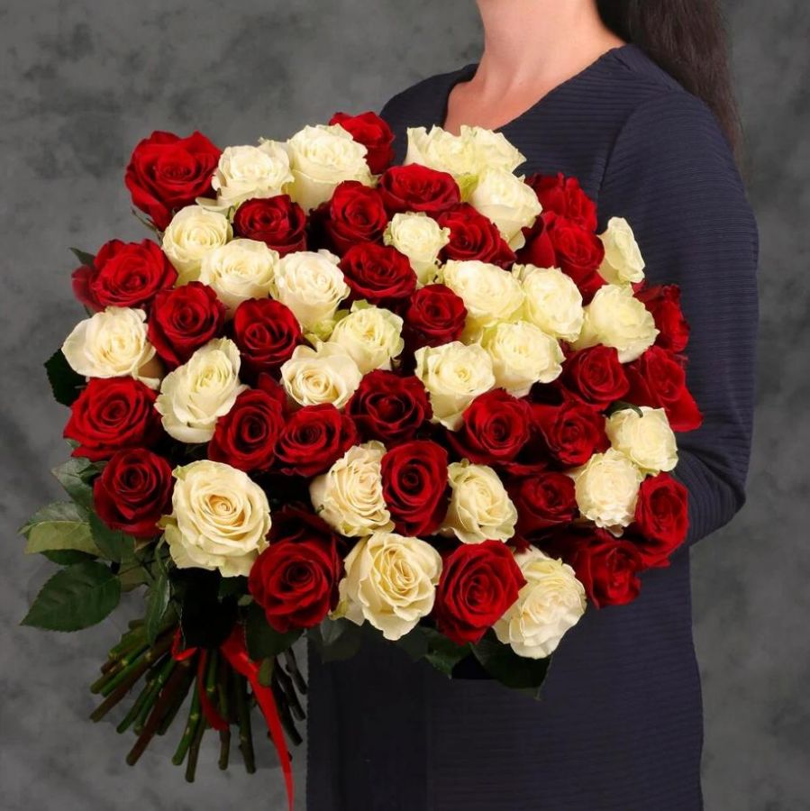 55 красных и белых роз Эквадор 70 см