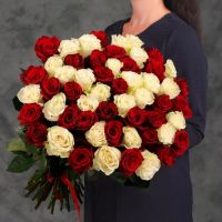 55 красных и белых роз Эквадор 70 см