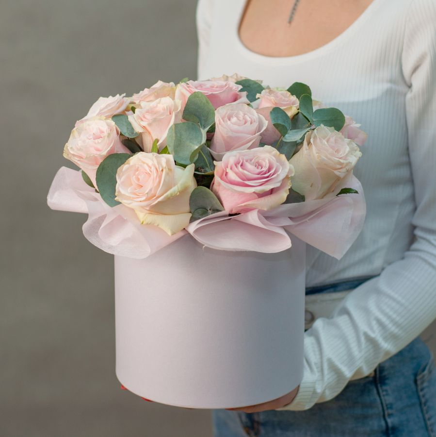 15 пудровых роз в шляпной коробке "Нежность моя"