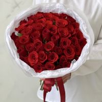 Акция! 51 красная кенийская роза в красивой упаковке
