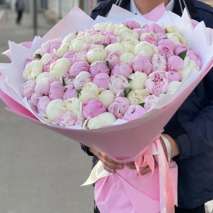 Букет из 101 нежных пионов розовых и белых в упаковке