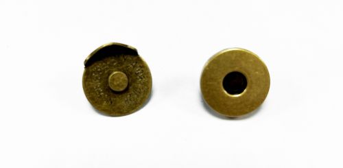 Кнопка магнитная на клямерах 18мм*4,2мм с огранич антич бронза
