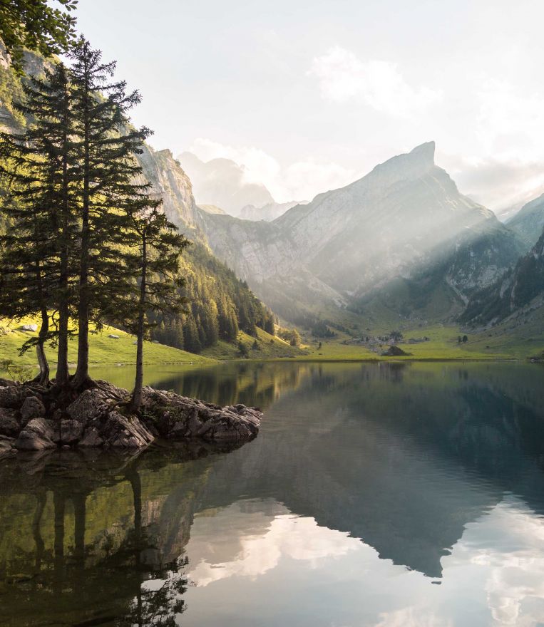 Фотообои Озеро в горах на рассвете