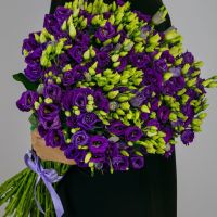 Букет из 51 фиолетовых лизиантусов