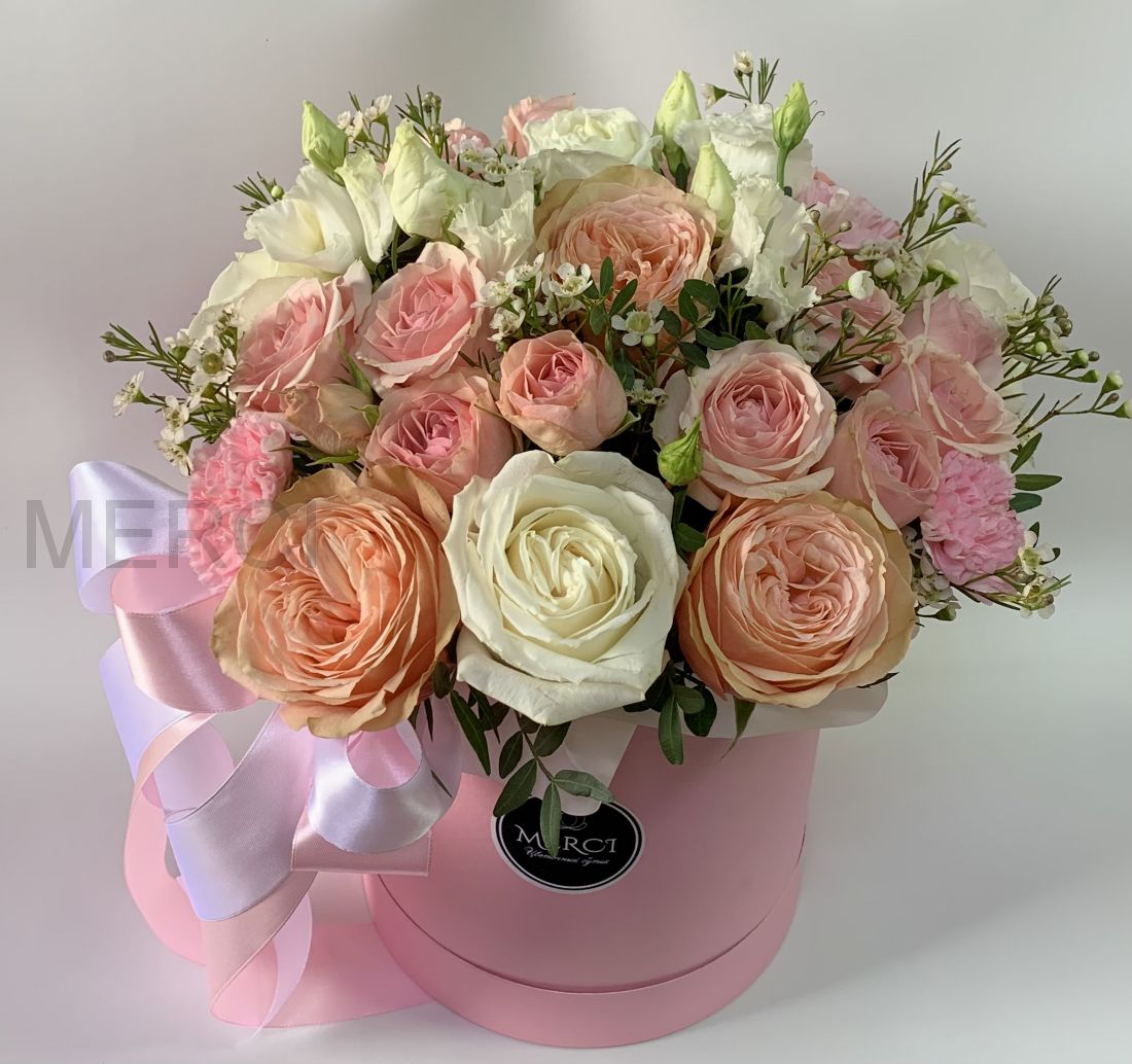 Шляпная коробка с цветами в недеой цветовой гамме с пионовидными розами