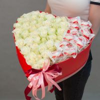Розы и рафаэлло в коробке сердце "Белая гармония"