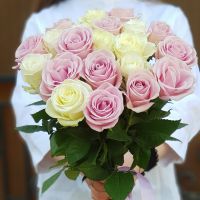 Белые и розовые розы 50 см