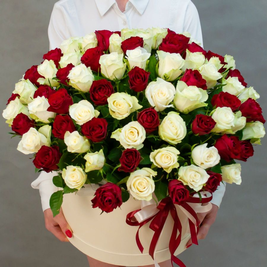 111 красно - белых роз (Кения) в шляпной коробке
