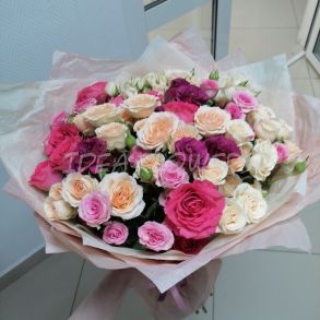Букет из разноцветных кустовых роз