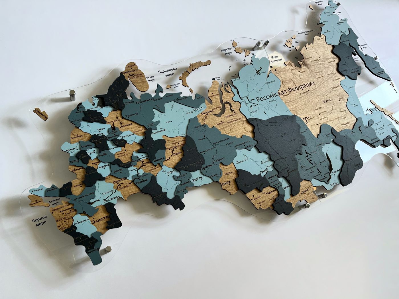 Цвет "Хибины", Многоуровневая карта РОССИИ из дерева, на подложке из орг.стекла, на русском языке, с полной гравировкой, с черной гравировкой на орг.стекле