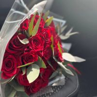 Красная роза Эквадор с эвкалиптом в упаковке