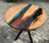 Круглый эпоксидный стол из дерева с мхом