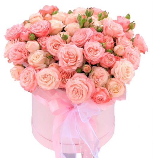 Шляпная коробка с персиковыми мелкоцветными розами