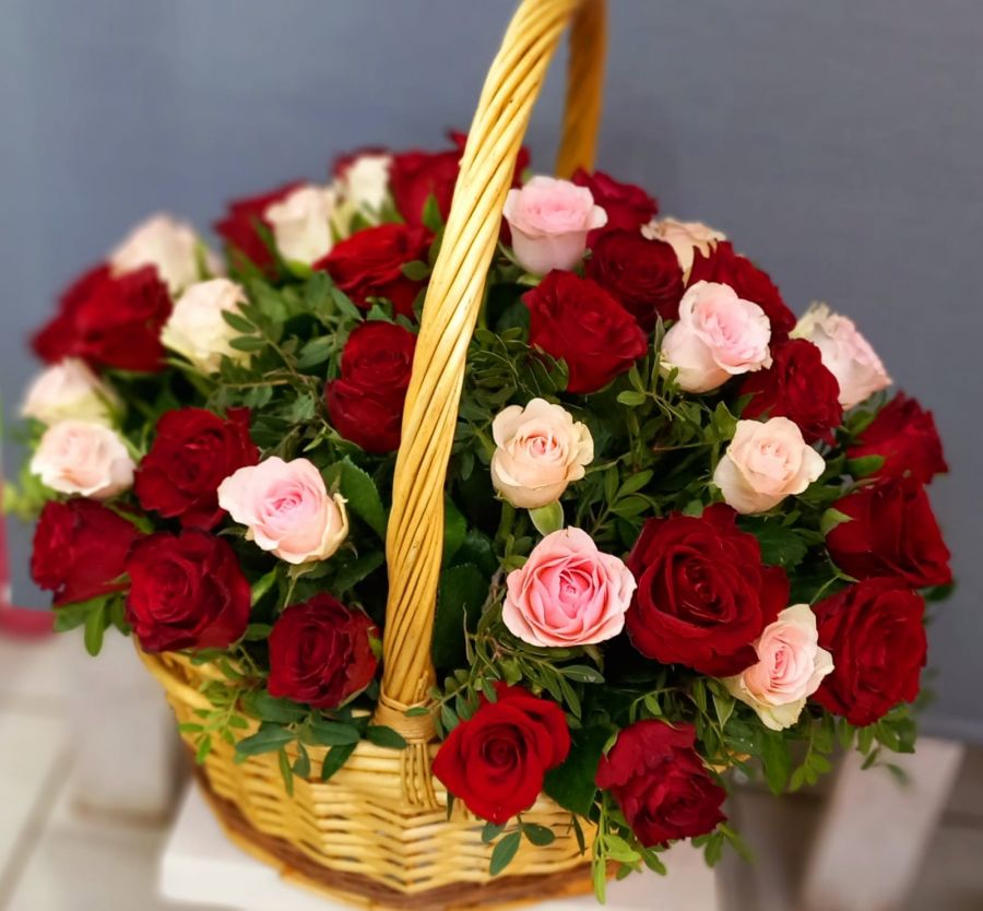 51 красная и розовая розы в корзине с зеленью