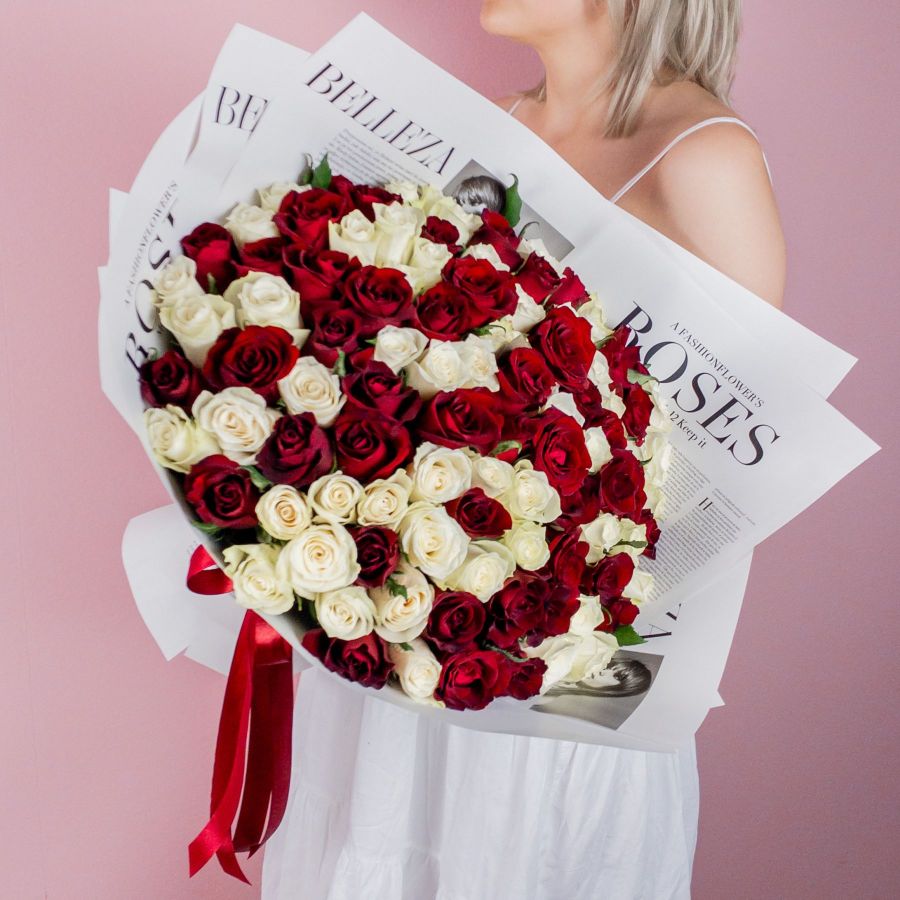 101 красно-белая роза в стильной упаковке