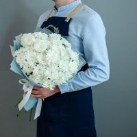 Монобукет из 7 хризантем в оформлении