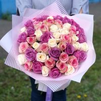 51 роза микс Эквадор в красивой упаковке