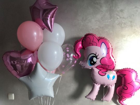 Пинки Пай с фонтаном с фольгированными шарами